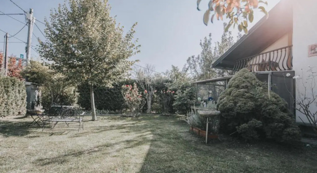 Central Garden House with Parking Lot