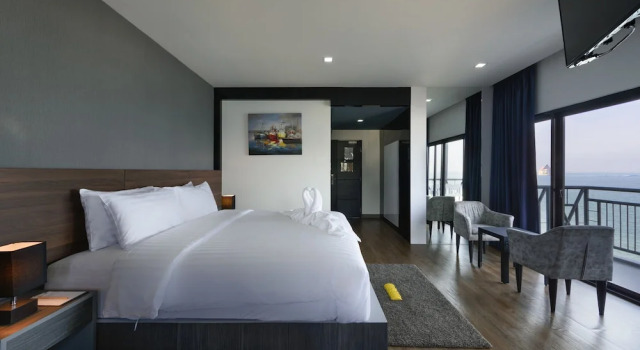 Двухместный номер Deluxe c 1 комнатой с балконом и с видом на океан The Loft Seaside Sriracha Hotel