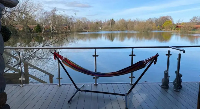 Коттедж Woodpecker Log Cabin with hot tub, pizza oven bbq entertainment area, lakeside with private fishing peg situated at Tattershall Lakes