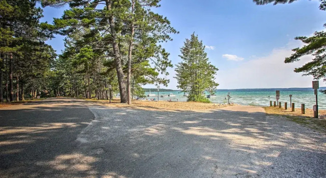 Коттедж Higgins Lake Getaway w/ Fire Pit, Walk to Beach!