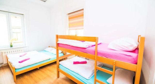 Funky Room for 4- Artistic Guesthouse-main Street!, Забронировать Отель Отели Сараево с парковкой, рядом с Old Sarajevo Clock Tower, Парковка