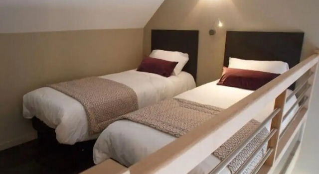 Четырёхместный номер Standard с балконом LOGIS Hôtel-restaurant IMAGO