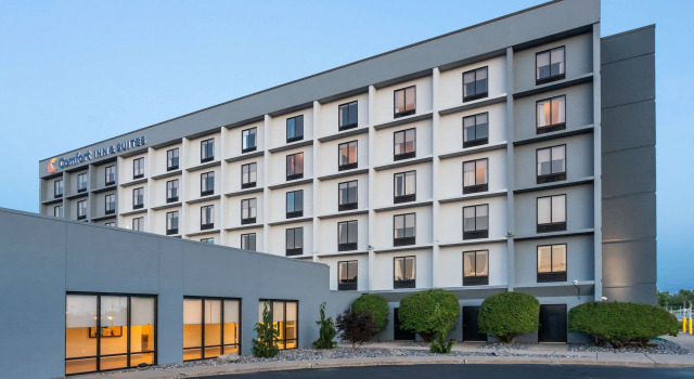 Comfort Inn & Suites Buffalo Airport