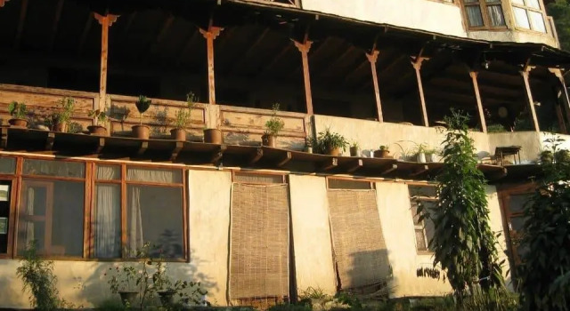 Himalayan Orchard Huts, Book Hotel Chamba Himachal Pradesh