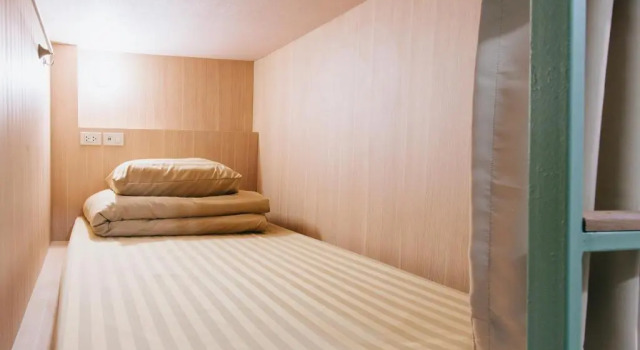 Кровать в общем номере Muan Hotel