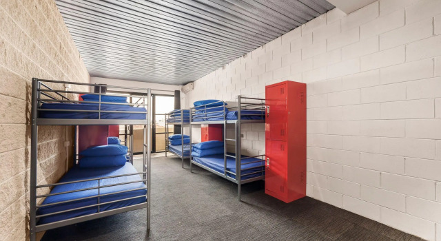 Кровать в общем номере Summer House Melbourne
