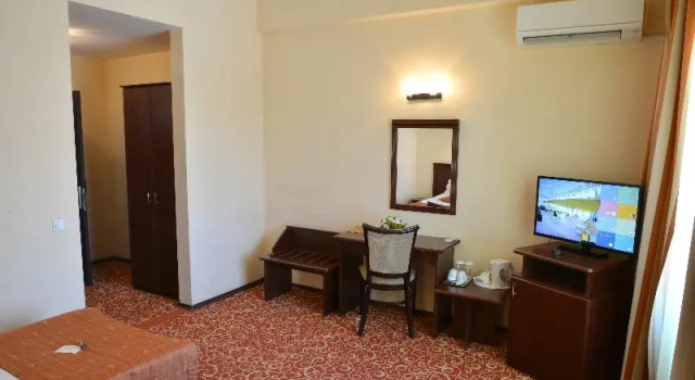 Четырёхместный номер Superior с балконом Hotel Central