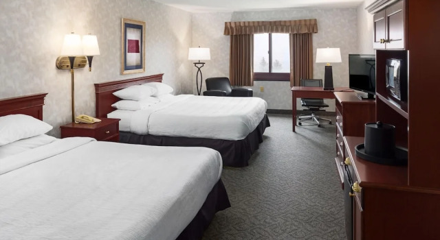 Четырёхместный номер Standard с видом на бассейн Grand Hotel