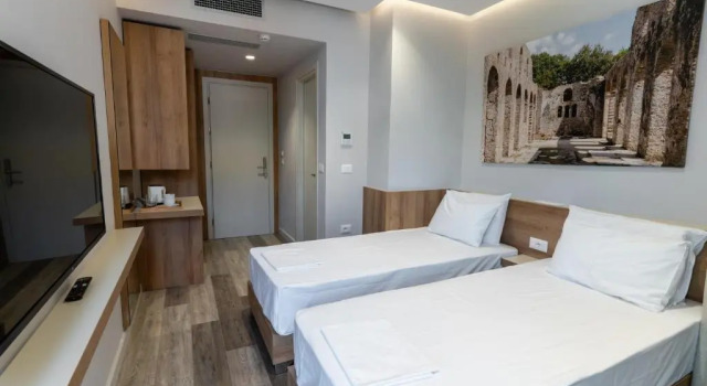 Двухместный номер Standard с балконом Titania Hotel