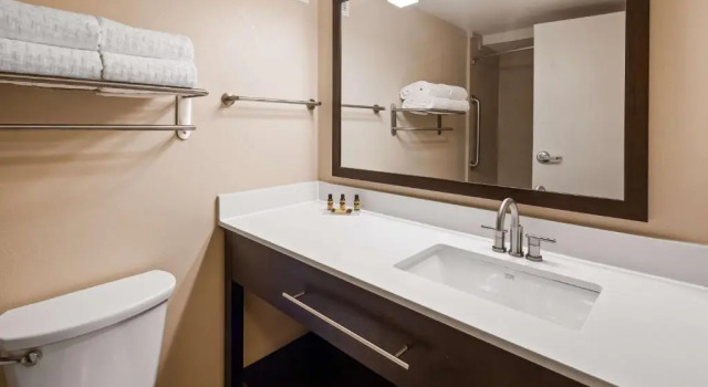 Номер Standard Best Western Plus Thornburg Inn & Suites