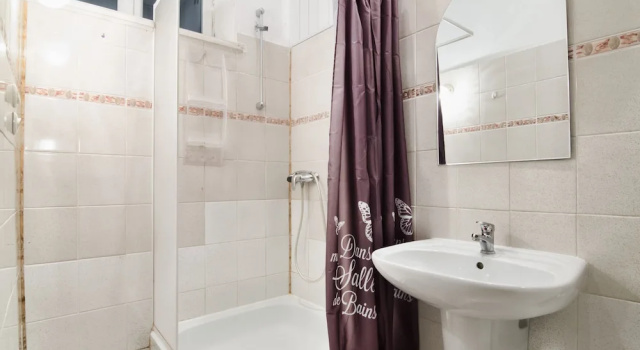 Three rooms on Hnatyuka 3, Забронировать Отель Отели Львова 3 звезды, рядом с Костел Ордена Иезуитов, 3*