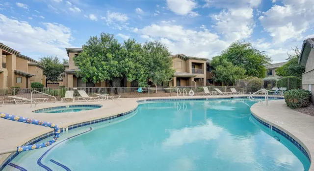 Апартаменты 1 Mi to Golf: Lake-view Condo w/ Pool in Chandler!