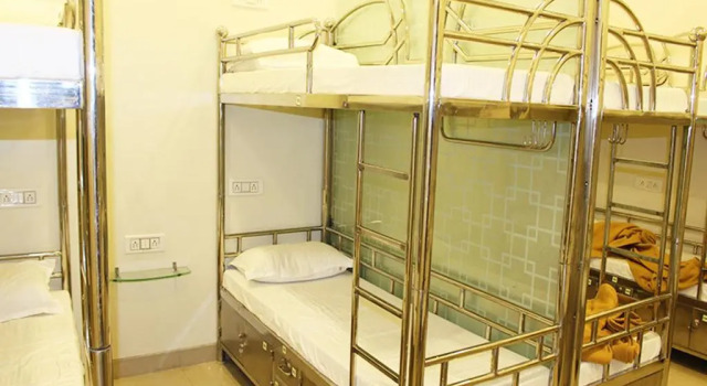 Кровать в общем номере (мужской номер) Hotel New Elite Inn - Near MIDC Turbhe Navi Mumbai