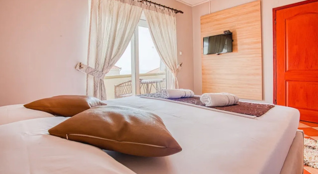 Семейные апартаменты с 2 комнатами с балконом и с видом на море Apartments Tati