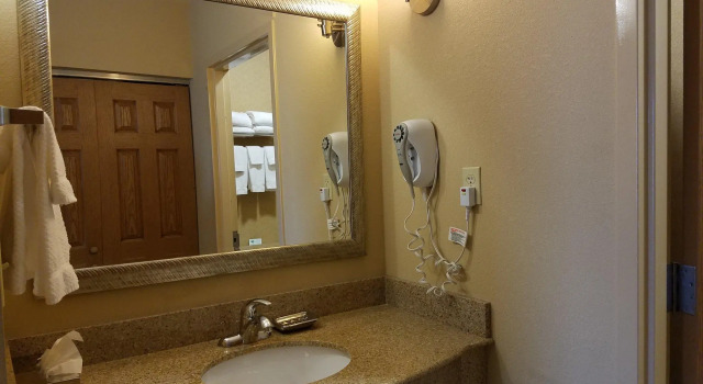 Двухместный люкс c 1 комнатой Staybridge Suites Rogers - Bentonville by IHG