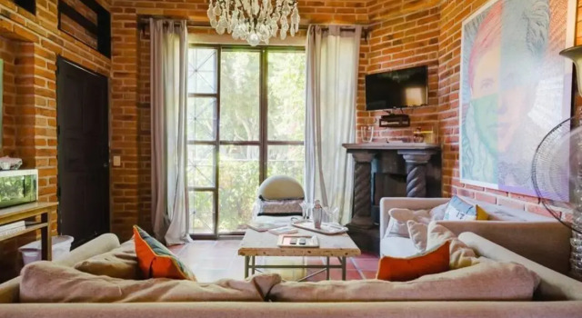 Be a Diva in the Queen's Suite at Inn Ajijic, Book Hotel Ajijic 