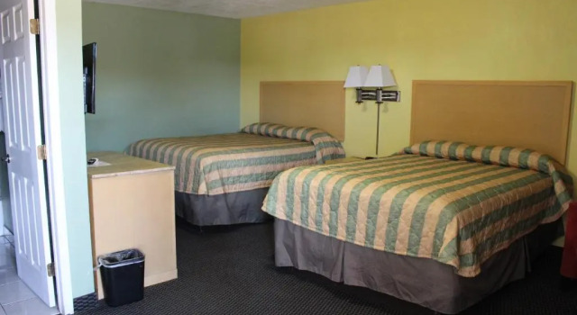 Четырёхместный номер Standard Deluxe Inn Fort Stockton