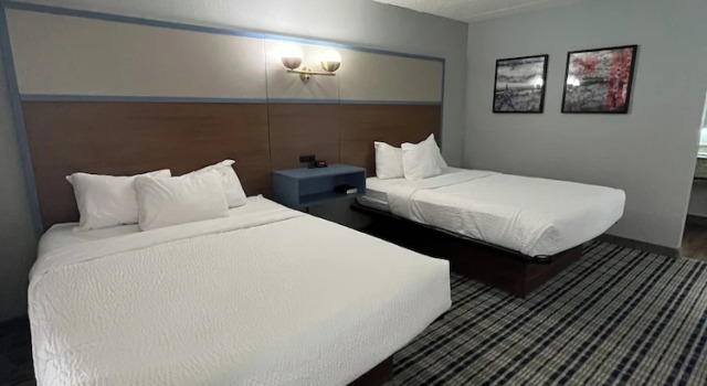 Четырёхместный номер Deluxe с видом на бассейн AmericInn by Wyndham Cloquet