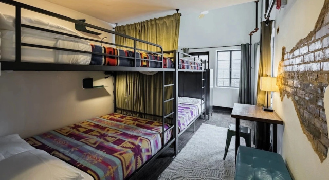 Кровать в общем номере (женский номер) с видом на город Firehouse Hostel
