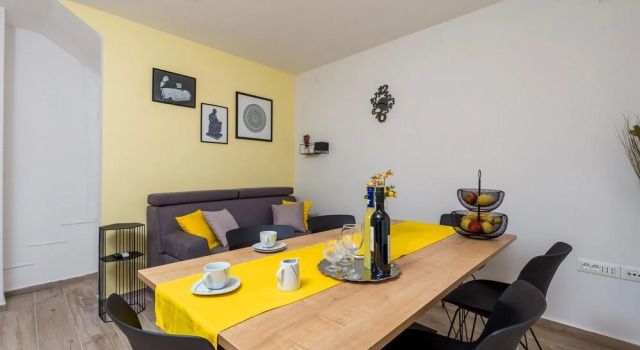 Beautiful Home in Pag With Wifi and 4 Bedrooms, Rezerwuj Hotel Pag 