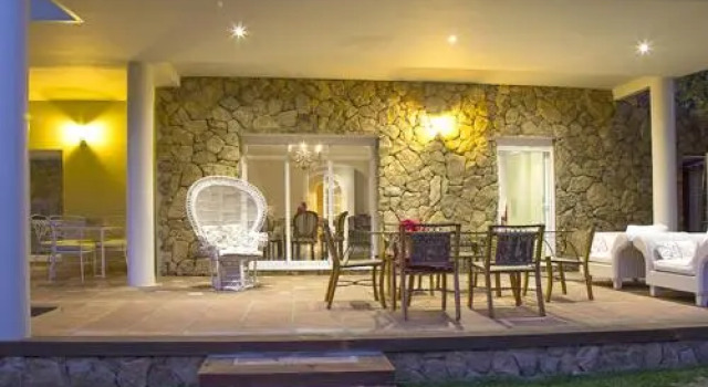 Villa de Lujo con Jardines y Piscina