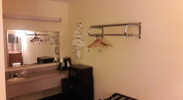 Четырёхместный номер Standard Red Roof Inn Williamsburg North