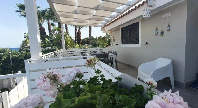 Апартаменты Apartment in Villa a Stone's Throw From the sea Up