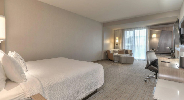 Четырёхместный номер Standard с балконом и с видом на горы Courtyard by Marriott Pigeon Forge
