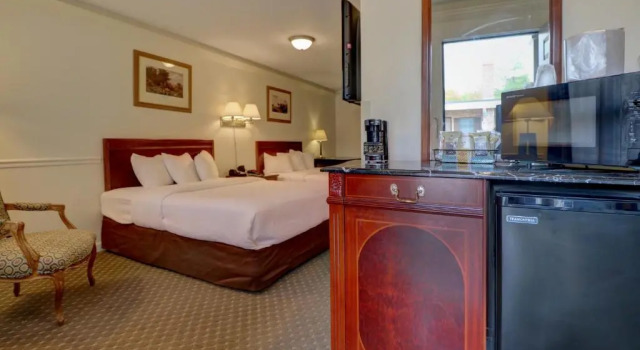 Четырёхместный номер Standard Senator Inn & Spa