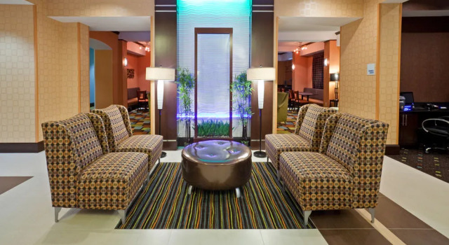 Holiday Inn Express & Suites Dallas W - I-30 Cockrell Hill
