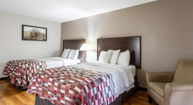 Четырёхместный номер Deluxe Red Roof Inn Meridian