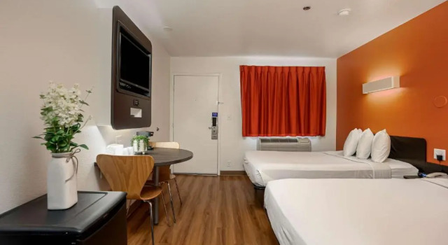 Четырёхместный номер Standard Motel 6-Temecula, CA - Historic Old Town