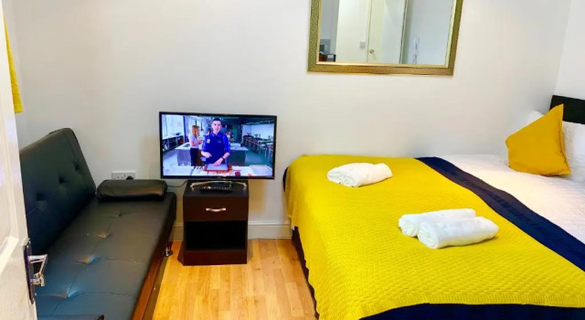 Студия 2 Bedroom 2 Bathroom Ground Floor Apartment in Newbury Park Ilford with Garden Parking and Fast WiFi