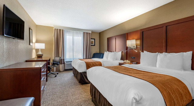 Четырёхместный номер Standard Comfort Inn & Suites Muncie Near University