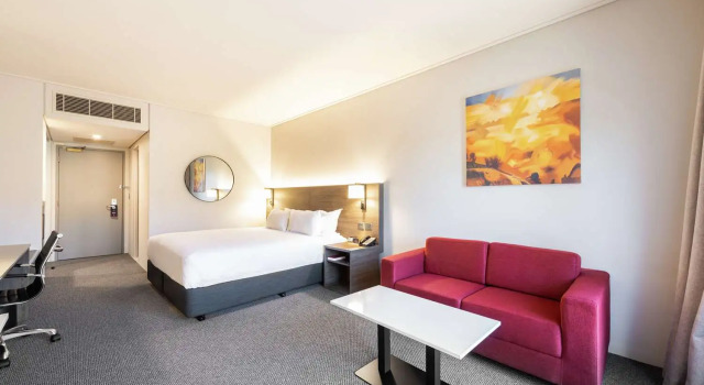 Номер Standard с балконом и с красивым видом из окна DoubleTree by Hilton Alice Springs