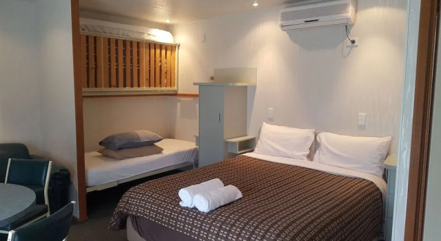 Alexandra Tourist Park, Book Hotel  