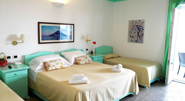 Четырёхместный номер Superior с балконом и с видом на море Hotel Ossidiana Stromboli Center