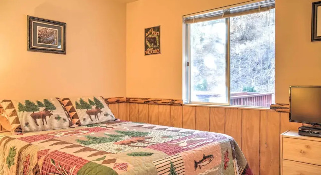 Serene Cabin w/ Hot Tub < 1 Mi to Bear Mountain!