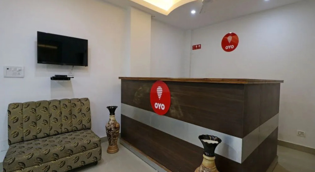 OYO 9915 Petals Inn