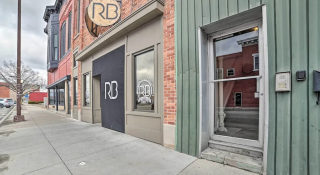 Downtown Loft Apartment, Steps to Riverfront!, 予約 アパートメント アルピナ ミシガン州