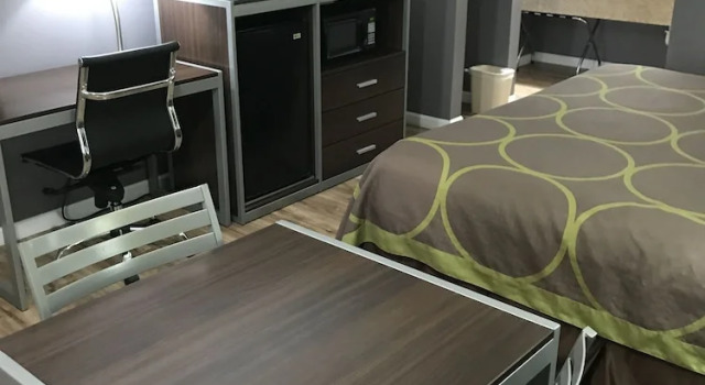 Номер Comfort Super 8 by Wyndham Slidell