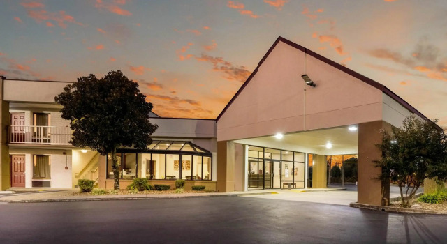 Red Roof Inn Clarksville, Забронировать Отель Кларксвилл Теннесси