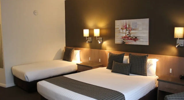Трёхместный люкс Deluxe Swan Hill Resort