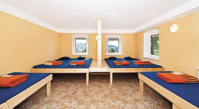 Кровать в общем номере Bergoase Hütte und Hostel Sauna Kamin Lagerfeuer