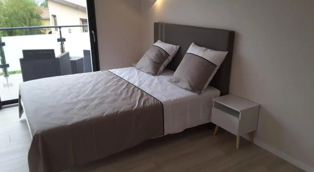 Villa'vi Lyon Est Chambres d'Hôtes, Rezerwuj Bed and Breakfast Hotele w Rhône z parkingiem, Parking