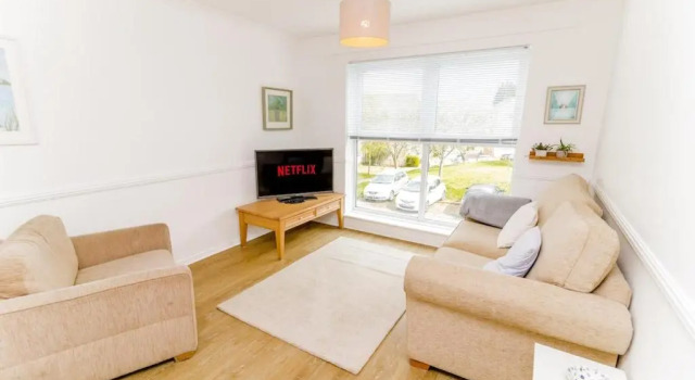 Апартаменты Cosy City Centre Apartment With Parking