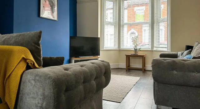 Коттедж с 3 комнатами Large House, 4 Netflix Tv's, Sleeps 6, fast WIFI & Garden, Nearby parking