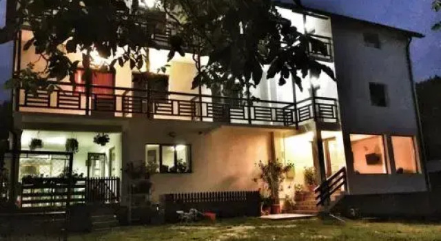 camere de închiriat livada cu meri, Забронировать Отель Отели Арджеш с парковкой, Парковка