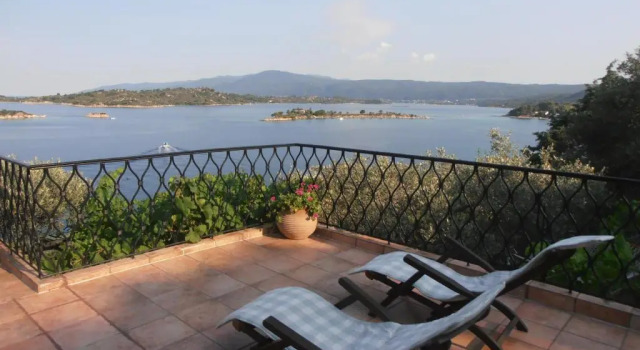 Коттедж с 3 комнатами Diaporos View House