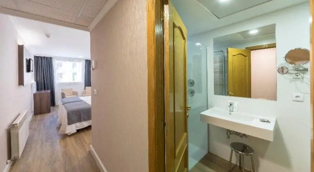 Четырёхместный номер Standard с балконом Hotel Rosaleda del Mijares